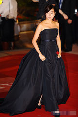 组图：姜素拉黑色低胸长裙气质高贵柔美