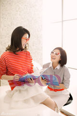 组图：刘芸呼朋唤友登封面 众姐妹相聚青春洋溢