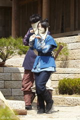 高清图：秀智《九家》片场搞怪照调皮萌翻天