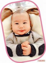 组图：安雅庆儿子诞生百日 全职带宝宝努力减肥