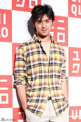 组图：陈柏霖携手陈意涵亮相代言清新时尚