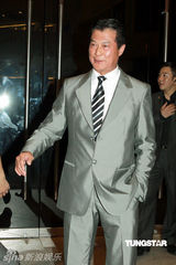 幻灯：香港老牌明星出席派对 赵雅芝夫妇甜蜜亮相