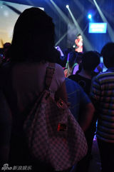 幻灯图：快男突围赛现神秘LV男 疑似唱片界同行挖角