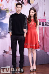 组图：少女时代徐贤红裙亮相《热恋》发布会