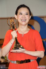 组图：曾宝仪亲吻迟来金钟奖 避谈父亲辞会长