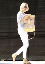 组图：卡梅隆-迪亚兹一身别致白衣现身加州