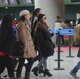 组图：邓紫棋潮装现机场零粉丝接机 与友人热聊