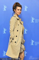 幻灯图集：《与人为善》记者会 两女星勾肩搭背出场