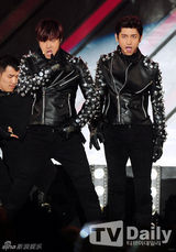 组图：东方神起亮相韩流演唱会 显人气红星气魄