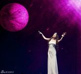 组图：莎拉上海演唱会舞台梦幻 感恩歌迷返场
