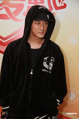 组图：容祖儿林峰为慈善开唱 高海宁性感吸眼球