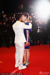 组图：王宝强戛纳红毯跪地示爱激吻娇妻