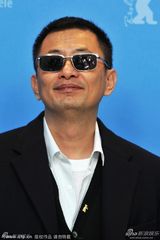 组图：型男梁朝伟牵手章子怡闪耀登场