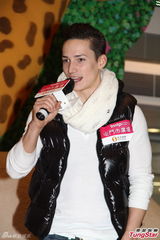 高清图：马塞尔-越会香港粉丝 劈腿空翻展身手