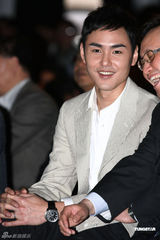 组图：阮经天帅气代言 期待新片合作黄晓明