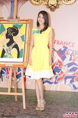 组图：吴千语裙装甜美亮相 曝与林峰为妈挑礼物