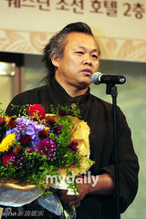 组图：金基德赵敏秀等出席《圣殇》庆功宴