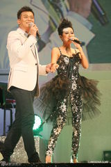 组图：罗敏庄大肚开唱 黄日华王祖蓝现场助阵