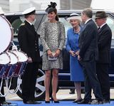 组图：凯特王妃下月将临盆 踩高跟鞋轻盈上楼梯