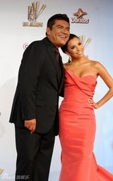 组图：伊娃-朗格利亚低胸礼服亮相 展露好身材