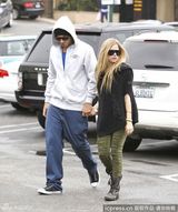 组图：艾薇儿和男友逛食品店 情侣款造型默契