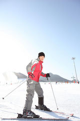 高清图：聂远滑雪写真健康清爽 引领冬日运动潮流