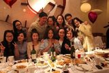 组图：刘芸庆生好友齐聚 与老公郑钧甜蜜拥吻