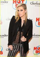 组图：钱妞Ke$ha深V黄金战衣开唱 劈叉狂野摸大腿