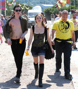 高清图：艾玛-沃特森热裤亮相音乐节 不慎走光