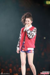 组图：谢霆锋陈慧琳等红馆开唱 悼念张耀荣