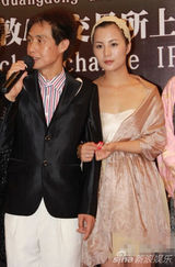 组图：邓建国公司筹谋上市 赞娇妻为其传宗接代有功