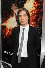 组图：贝尔和哈迪携妻甜蜜亮相《蝙蝠侠》首映