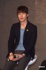 组图：韩星李东旭首度访台 粉丝见面会展亲切