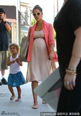 组图：阿尔芭大腹便便将生二胎 爱女奥诺乖巧可爱