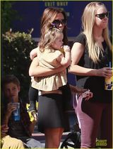 组图：辣妹带4子女出游 布鲁克林抱妹妹帅气成熟