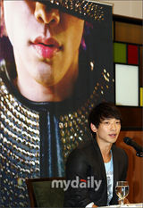 幻灯图：Rain出席新专辑发布会 帅气不减笑容温暖