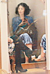 组图：王菲个唱在即赴港扫货 低调现身频频掩脸