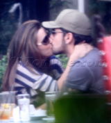 组图：“绝望主妇”伊娃结新欢 约会热吻秀激情