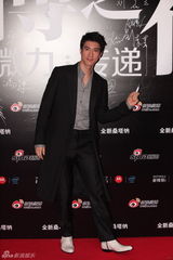 组图：2012新浪微博之夜红毯-王力宏介绍活动