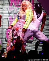 组图：麻辣鸡个唱粉丝强行上台 与保镖激烈扭打