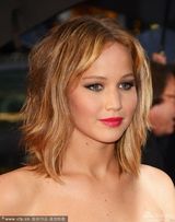 组图：珍妮弗-劳伦斯清爽现身胸部高耸