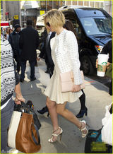 组图：劳伦斯白裙翩翩录节目 黑超遮面一脸倦容