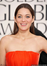 组图：金球红毯女星拼胸器 抹胸深V亮人眼