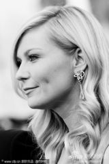 组图：邓斯特戛纳走秀紫红裙装简约亲切