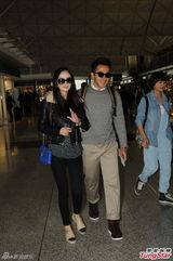 杨幂踩平跟与刘恺威一家离港 刘丹红包不离手