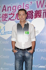 组图：谢天华人气急升频亮相 糖妹自嘲腿短走得慢