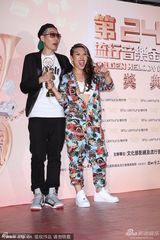 组图：葛仲珊获最佳新人奖 登台表演花裙抢镜