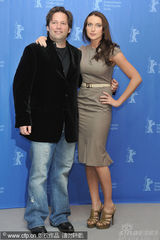 幻灯图：《发明之父》记者会 三女星知性装简洁利落