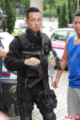 组图：新剧《飞虎II》开工 马德钟拍戏不忘耍帅