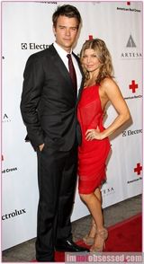 组图：黑眼豆豆主唱菲姬诞子 盘点夫妻恩爱照